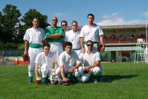 Un momento di gioco  ed una foto di gruppo per la squadra di palla al bracciale del Granocchiaio