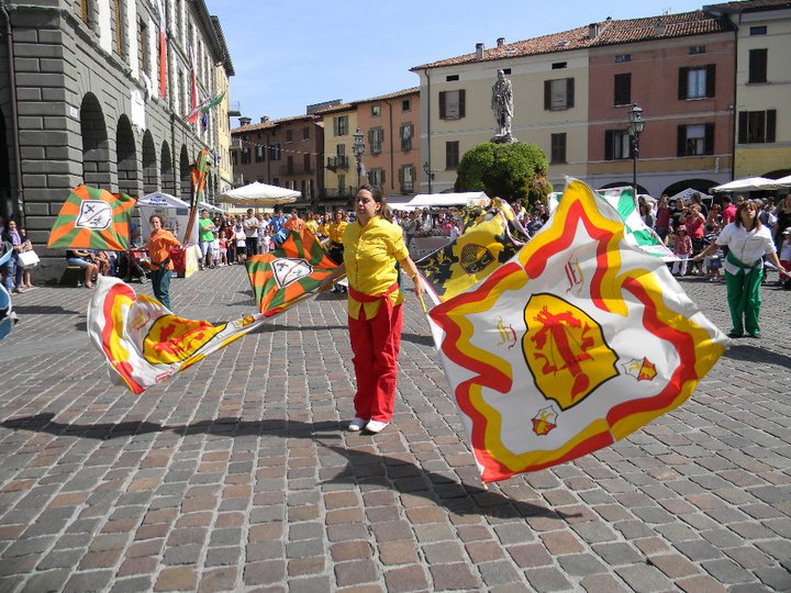 Gruppo sbandieratori e tamburini delle contrade di Chiusi Scalo